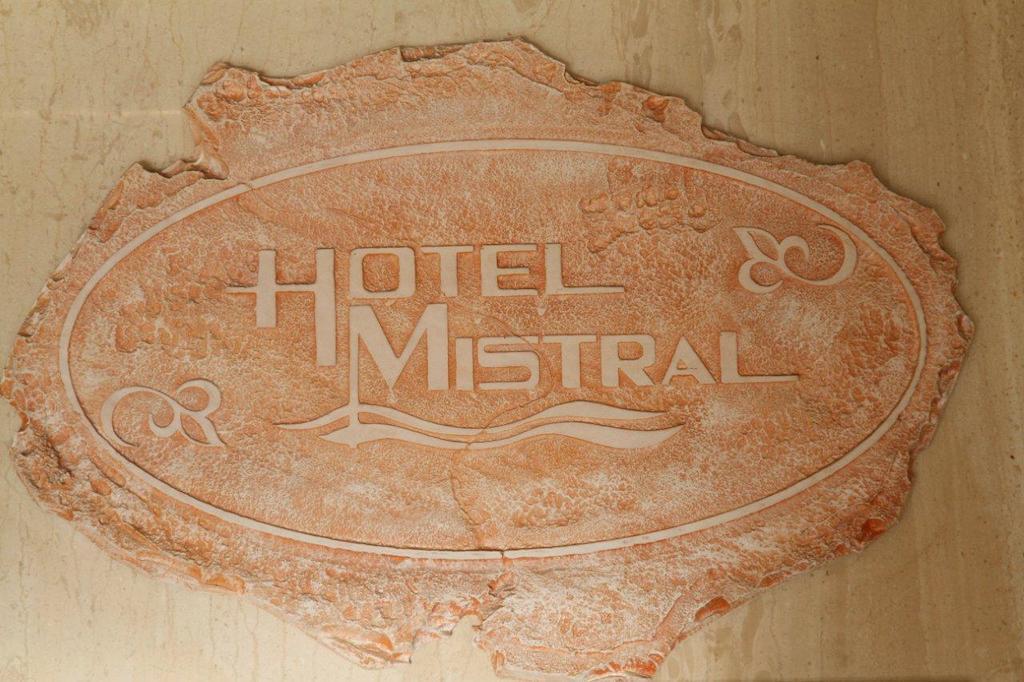 Hotel Mistral พีเรียส ภายนอก รูปภาพ